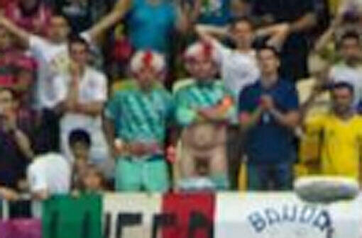 Irre Aktion beim Elfmeterschießen: Ein England-Fan zieht hinter dem Tor blank!