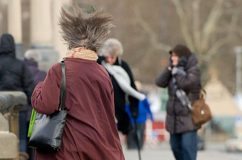 Orkan Xaver hält selbst das stärkste Haarspray nicht stand: Dieser Frau in Dresden wirbelte der Sturm gehörig die Haare durcheinander