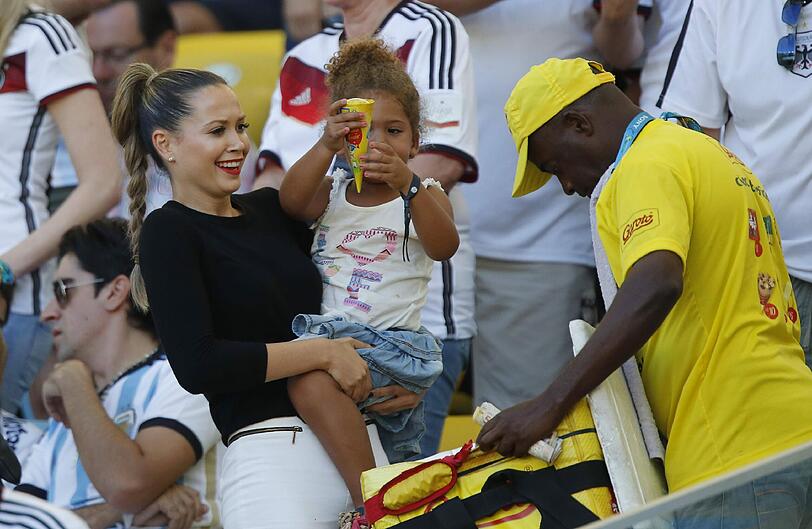 Ein Eis zur Abkühlung: Mandy Capristo, die Freundin von Mesut Özil mit Kind.