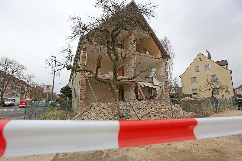 Ein völlig zerstörtes Mehrfamilienhaus, aufgenommen am 03.12.2014 in Schweinfurt (Bayern). Bei einer Gasexplosion ist ein Mensch leicht verletzt worden. Die Explosion sei durch einen Gasofen in einem leerstehenden Haus ausgelöst worden, teilte die Polizei mit.