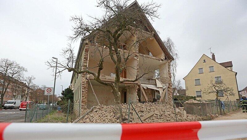 Ein völlig zerstörtes Mehrfamilienhaus, aufgenommen am 03.12.2014 in Schweinfurt (Bayern). Bei einer Gasexplosion ist ein Mensch leicht verletzt worden. Die Explosion sei durch einen Gasofen in einem leerstehenden Haus ausgelöst worden, teilte die Polizei mit. Ein völlig zerstörtes Mehrfamilienhaus, aufgenommen am 03.12.2014 in Schweinfurt (Bayern). Bei einer Gasexplosion ist ein Mensch leicht verletzt worden. Die Explosion sei durch einen Gasofen in einem leerstehenden Haus ausgelöst worden, teilte die Polizei mit.