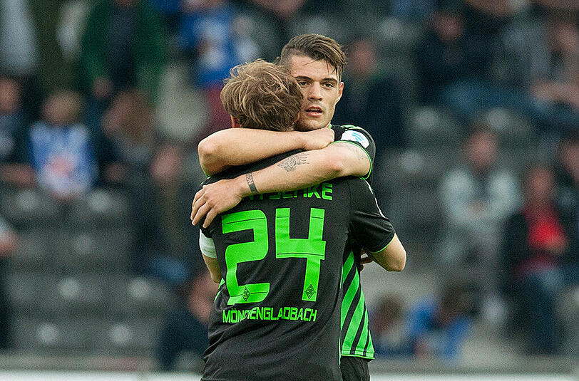 Tony Jantschke (l) und Granit Xhaka von Borussia Mönchengladbach umarmen sich nach dem 1:2 Erfolg