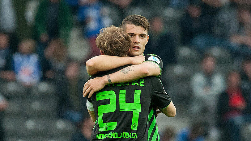 Tony Jantschke (l) und Granit Xhaka von Borussia Mönchengladbach umarmen sich nach dem 1:2 Erfolg Tony Jantschke (l) und Granit Xhaka von Borussia Mönchengladbach umarmen sich nach dem 1:2 Erfolg