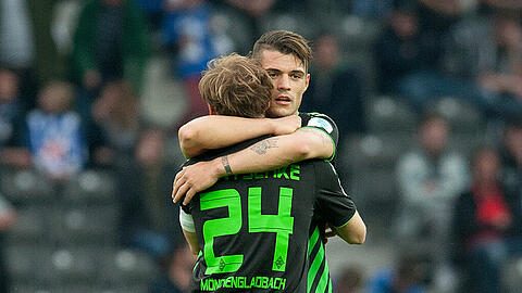 Tony Jantschke (l) und Granit Xhaka von Borussia Mönchengladbach umarmen sich nach dem 1:2 Erfolg