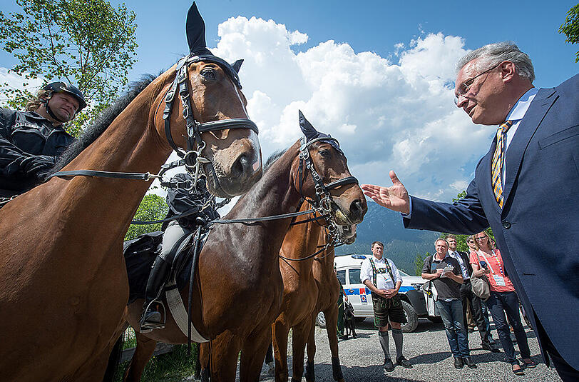 Lobt nicht nur die Polizei-Pferde: Innenminister Joachim Herrmann.