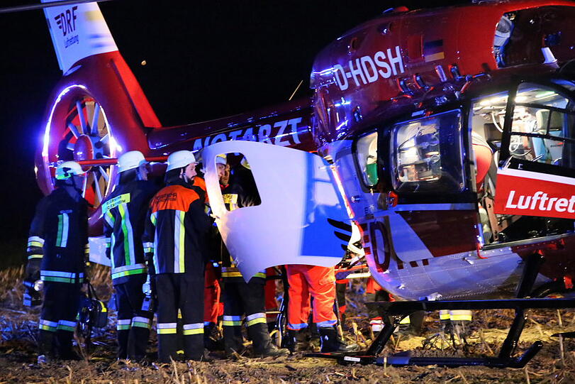In Reichertsheim ist ein Bauer leblos in seinem Stall gefunden worden - die Bilder vom Rettungseinsatz