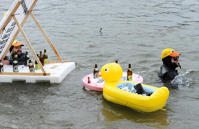 47. Donauschwimmen in Neuburg an der Donau: 2241 wagemutige Teilnehmer haben sich beim größten Winterschwimmen Europas in die eiskalten Fluten gestürzt. Die Bilder.