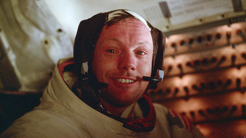 Der Astronaut Neil Armstrong, Kommandant der Apollo 11, sitzt in der Mondlandefähre, nach der Rückkehr vom Mond.