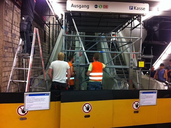 ... die große Rolltreppe von der U1, U2 nach oben zum Zwischengeschoss ist bis zum 11. September gesperrt.