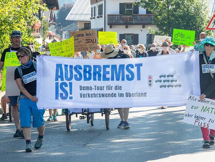 Teilnehmer der Demonstration unter dem Motto "Ausbremst is!" in Grainau. Foto: Peter Kneffel/dpa