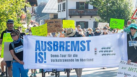Teilnehmer der Demonstration unter dem Motto "Ausbremst is!" in Grainau. Foto: Peter Kneffel/dpa