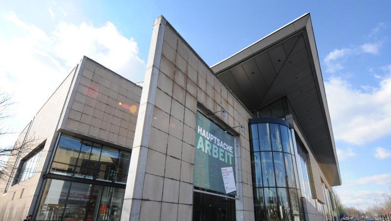Blick auf das Haus der Geschichte in Bonn. Das Museum wurde am 14. Juni 1994 von Helmut Kohl eröffnet. Blick auf das Haus der Geschichte in Bonn. Das Museum wurde am 14. Juni 1994 von Helmut Kohl eröffnet.