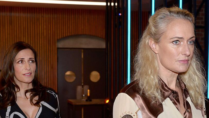 "GZSZ": Katrin (l.) merkt, dass sie Maren in eine peinliche Situation gebracht hat.