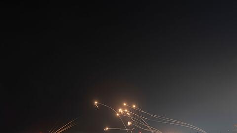 Das israelische Raketenabwehrsystem Iron Dome feuert Abfangraketen auf Raketen aus dem Gazastreifen ab.