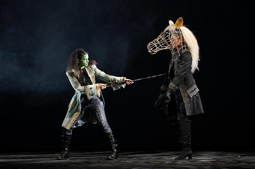 Leyla Bischoff und Tina Eberhardt in der "Unendlichen Geschichte" des Salzburger Landestheaters.
