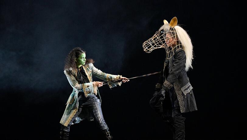 Leyla Bischoff und Tina Eberhardt in der "Unendlichen Geschichte" des Salzburger Landestheaters. Leyla Bischoff und Tina Eberhardt in der "Unendlichen Geschichte" des Salzburger Landestheaters.