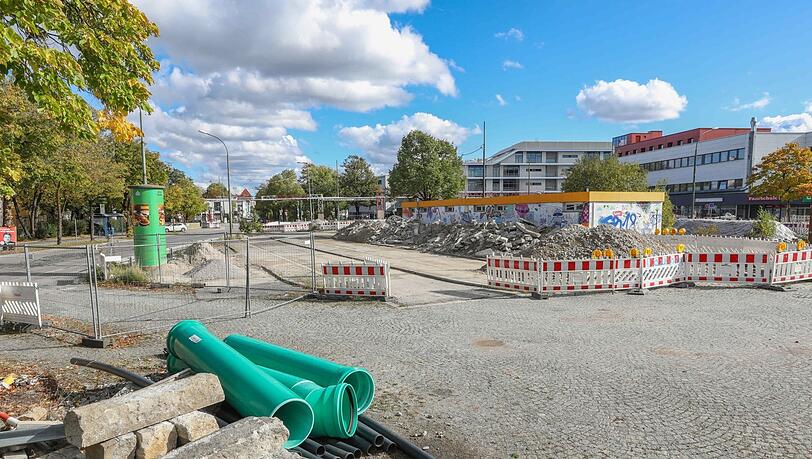Der Ratzingerplatz, ohnehin keine Schönheit, ist derzeit auch noch eine Baustelle.