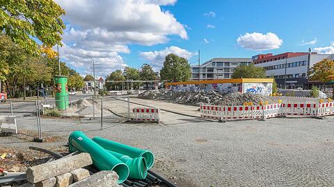 Der Ratzingerplatz, ohnehin keine Schönheit, ist derzeit auch noch eine Baustelle.