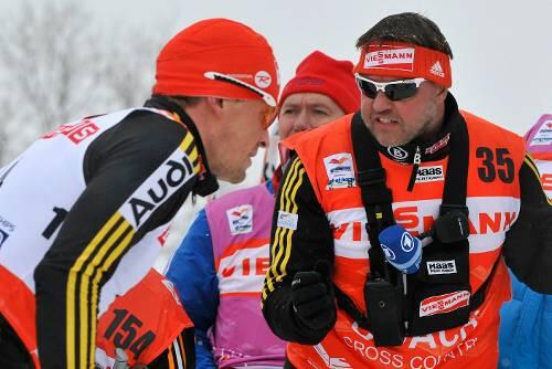Nur die Männer machen Bundestrainer Jochen Behle (rechts) derzeit glücklich. Tobias Angerer (links) holte zum Abschluss der Nordischen WM Bronze über 50 Kilometer.