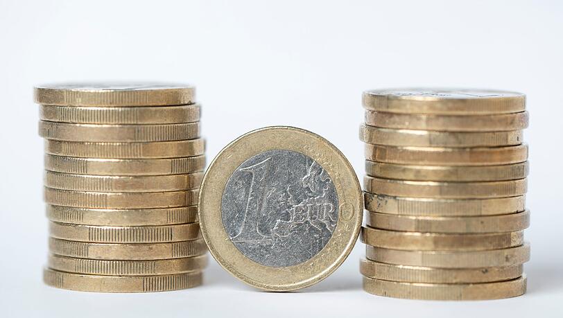 Frauen verdienen pro Stunde 16 Prozent weniger Geld. Frauen verdienen pro Stunde 16 Prozent weniger Geld.