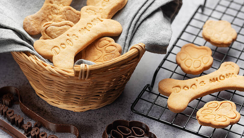 Die Kekse können ganz nach dem Geschmack des Hundes verfeinert werden. Etwa mit einer geriebenen Karotte oder Thunfisch. Die Kekse können ganz nach dem Geschmack des Hundes verfeinert werden. Etwa mit einer geriebenen Karotte oder Thunfisch.