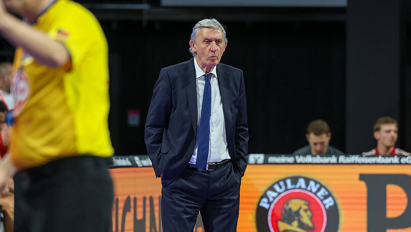 Strenger Blick: Trainer-Altmeister Svetislav Pesic begutachtet seine Bayern-Basketballer beim engen 90:88 gegen Vechta.