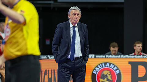 Strenger Blick: Trainer-Altmeister Svetislav Pesic begutachtet seine Bayern-Basketballer beim engen 90:88 gegen Vechta.