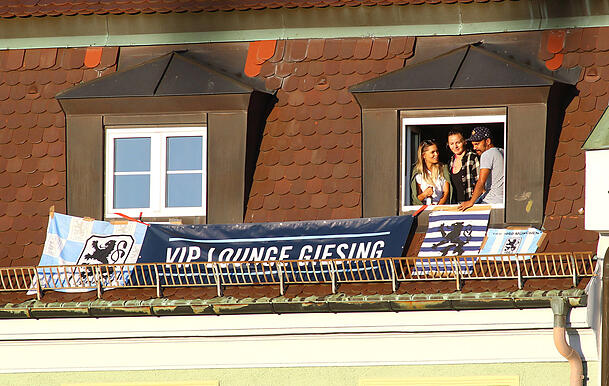 Pearce am Fenster der Vip-Lounge bei einem Spiel 2020 mit den damaligen Spielerfrauen Ivonne Mölders und Carina Berzel. Pearce am Fenster der Vip-Lounge bei einem Spiel 2020 mit den damaligen Spielerfrauen Ivonne Mölders und Carina Berzel.