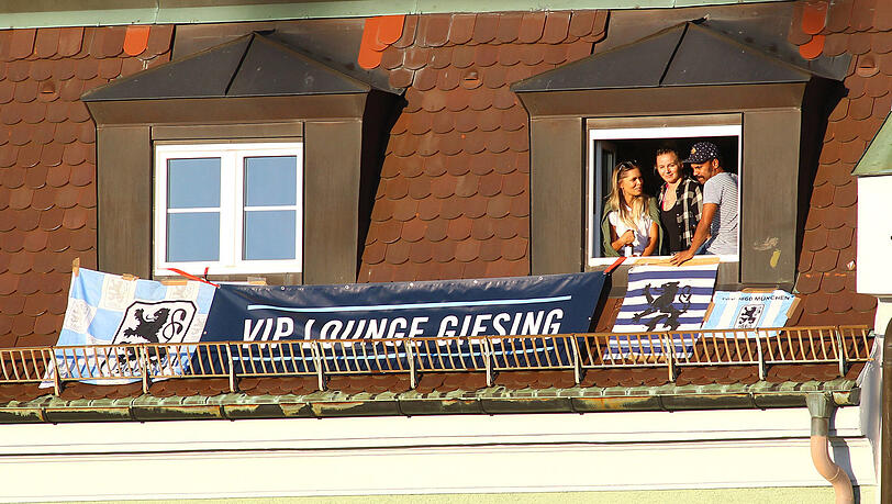 Pearce am Fenster der Vip-Lounge bei einem Spiel 2020 mit den damaligen Spielerfrauen Ivonne Mölders und Carina Berzel. Pearce am Fenster der Vip-Lounge bei einem Spiel 2020 mit den damaligen Spielerfrauen Ivonne Mölders und Carina Berzel.
