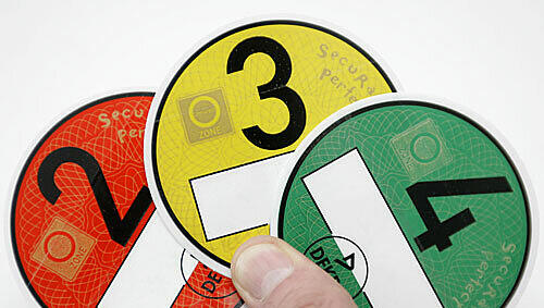 Autofahrer ohne grüne Feinstaubplakette dürfen vom Oktober 2012 an nicht mehr ins Zentrum von München fahren. Von der Verschärfung der Umweltzone sind in der Landeshauptstadt mehr als 31.000 Autobesitzer und 9.000 Lastwagen mit gelber Plakette betroffen, wie der TÜV Süd am Dienstag mitteilte. Autofahrer ohne grüne Feinstaubplakette dürfen vom Oktober 2012 an nicht mehr ins Zentrum von München fahren. Von der Verschärfung der Umweltzone sind in der Landeshauptstadt mehr als 31.000 Autobesitzer und 9.000 Lastwagen mit gelber Plakette betroffen, wie der TÜV Süd am Dienstag mitteilte.