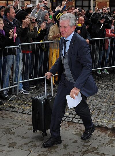 Viele Bayern-Fans warten vor dem Hotel...