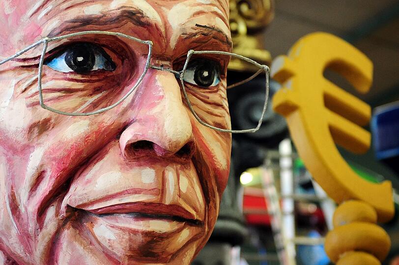 Der Motivwagen «Wohnen wie Gott in Limburg» des Mainzer Carneval-Verein (MCV) in Mainz (Rheinland-Pfalz) zeigt den Limburger Bischof Franz-Peter Tebartz-van Elst.