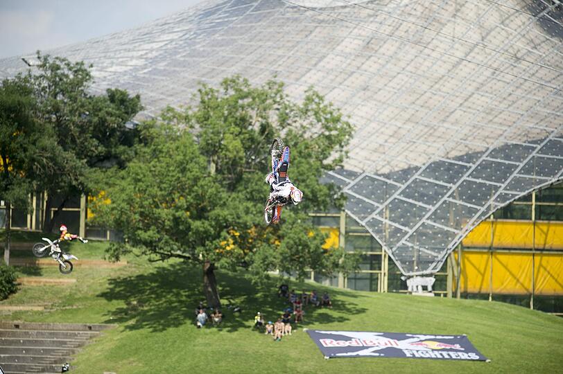 Waghalsige Jumps und das über Wasser. Die Bilder vom Training der X-Fighters auf dem Olympiasee.