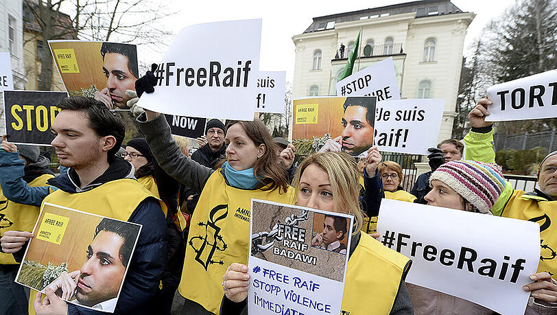 Protest gegen die Bestrafung des saudischen Bloggers Raif Badawi mit insgesamt 1000 Stockhieben. Protest gegen die Bestrafung des saudischen Bloggers Raif Badawi mit insgesamt 1000 Stockhieben.