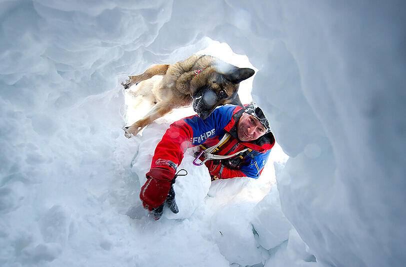 Bergretter Thomas Merkel und sein Lawinenhund Jessy suchen bei einer Übung der Bergwacht unterhalb der Alpspitze im Zugspitzmassiv in einer Schneehöhle nach einem potentiellen Lawinenopfer. Die Frühlingssonne bringt tödliche Gefahr. Der Schnee wird weich, nass und schwer - und rutscht auf dem Untergrund ab.