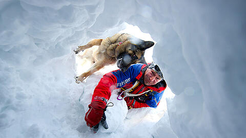 Bergretter Thomas Merkel und sein Lawinenhund Jessy suchen bei einer Übung der Bergwacht unterhalb der Alpspitze im Zugspitzmassiv in einer Schneehöhle nach einem potentiellen Lawinenopfer. Die Frühlingssonne bringt tödliche Gefahr. Der Schnee wird weich, nass und schwer - und rutscht auf dem Untergrund ab.