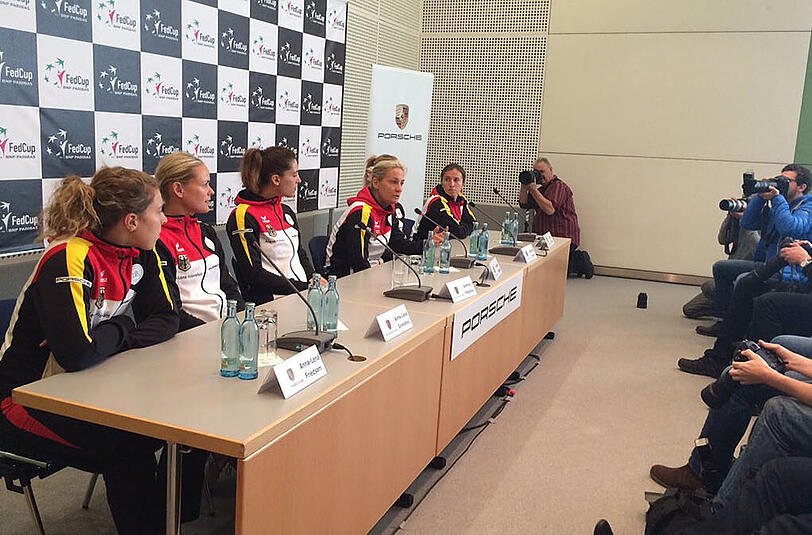 Das deutsche Fed-Cup-Team bei der Pressekonferenz am Mittwoch in Leipzig.