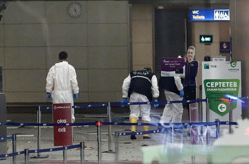Am Istanbuler Flughafen Atatürk kam es am Dienstagabend zu mindestens zwei Explosionen.