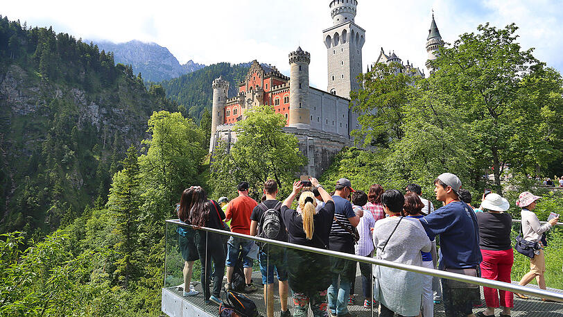 Bayern hat viele Sehenswürdigkeiten zu bieten, zum Beispiel das Schloss Neuschwanstein.