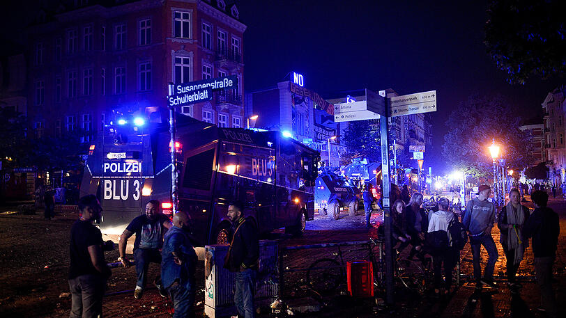 Bis tief in die Nacht dauert der Einsatz an - dann ist das Schanzenviertel endlich geräumt.