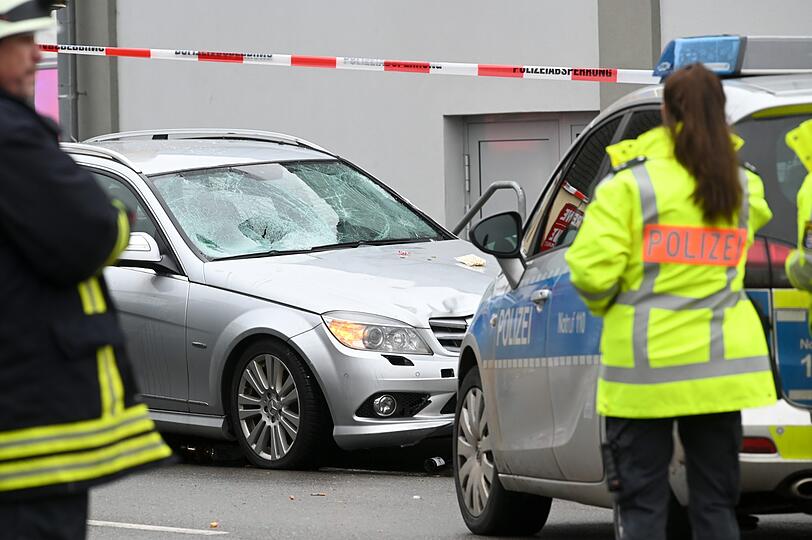 Am Montagnachmittag ist ein Mann mit seinem Mercedes in die Zuschauermenge beim Rosenmontagszug im nordhessischen Volkmarsen gefahren. Es wurden mehrere Menschen verletzt.