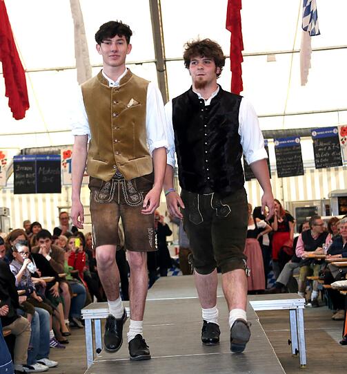 Trachtenmodenschau auf dem 27. Haderner Dorffest. Die Bilder.