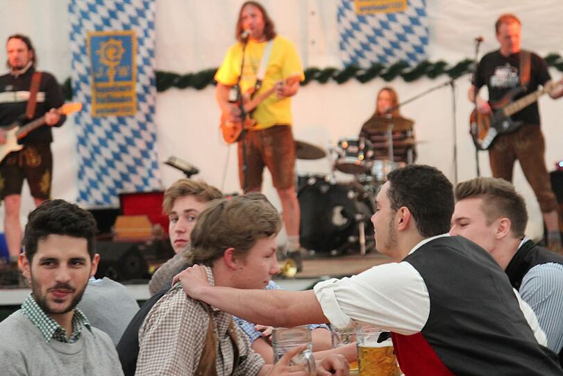 Selten ist eine Veranstaltung in Harlaching so umstritten gewesen wie das Burschenfest. Die AZ hat sich selber ein Bild gemacht.