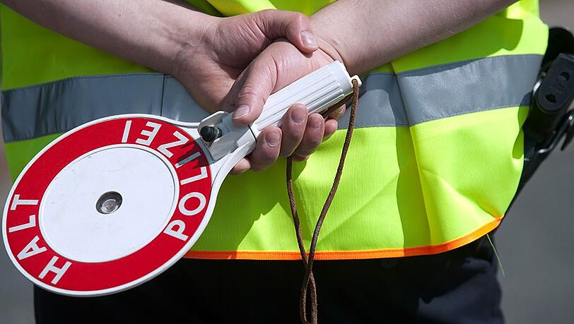 Bei einer Verkehrskontrolle fällt das Auto auf. (Symbolbild) Bei einer Verkehrskontrolle fällt das Auto auf. (Symbolbild)