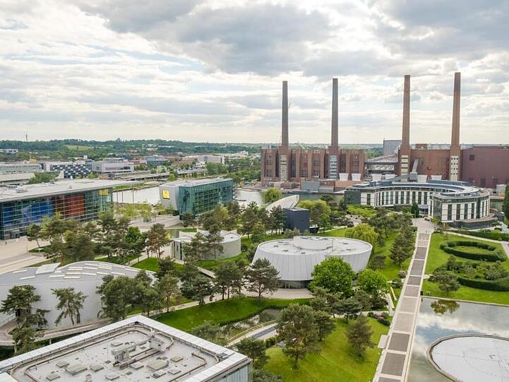 Die Autostadt mit dem Volkswagen Werksgelände in Wolfsburg.
