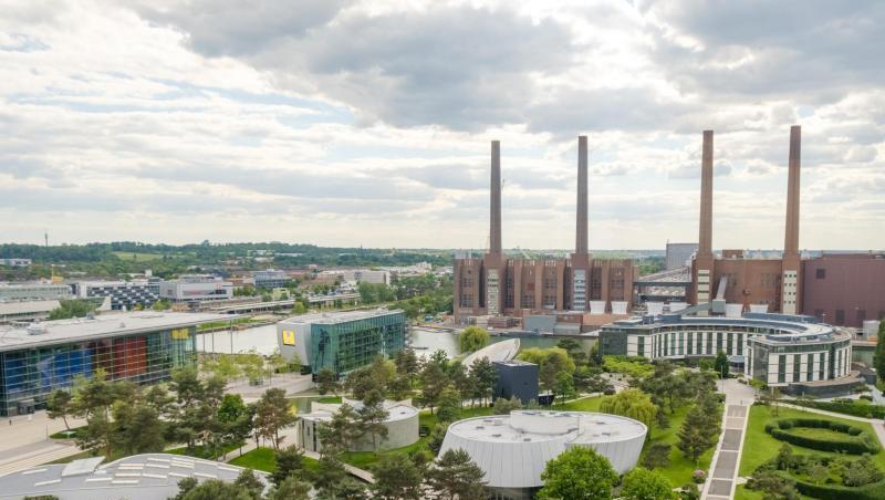 Die Autostadt mit dem Volkswagen Werksgelände in Wolfsburg. Die Autostadt mit dem Volkswagen Werksgelände in Wolfsburg.