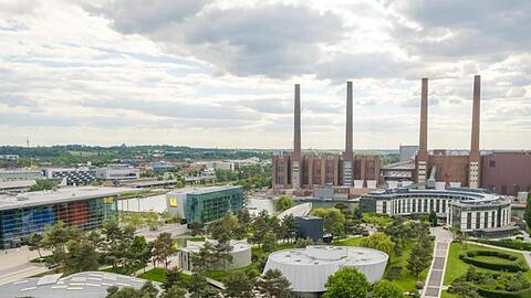 Die Autostadt mit dem Volkswagen Werksgelände in Wolfsburg.