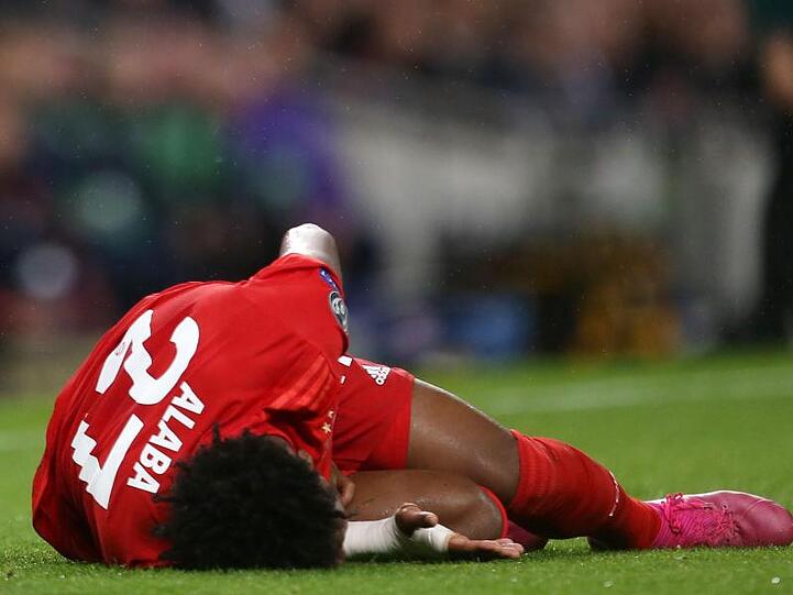 Münchens David Alaba liegt nach einem Zweikampf verletzt am Boden. Foto: Steven Paston/PA Wire/dpa