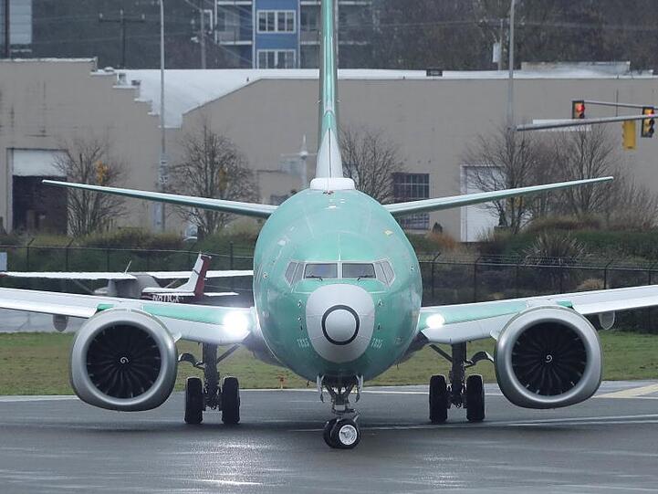 Eine Boeing 737 Max beim Anrollen für einen Testflug am Renton Municipal Airport (USA). Der angeschlagene Flugzeugbauer hat 25 Milliarden US-Dollar mit der Ausgabe von Anleihen bei Investoren eingesammelt.