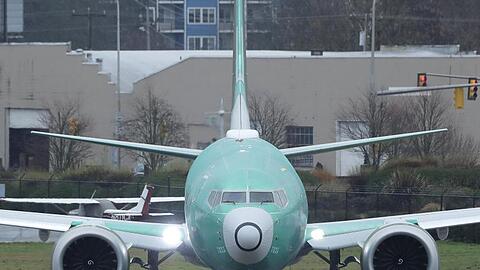 Eine Boeing 737 Max beim Anrollen für einen Testflug am Renton Municipal Airport (USA). Der angeschlagene Flugzeugbauer hat 25 Milliarden US-Dollar mit der Ausgabe von Anleihen bei Investoren eingesammelt.